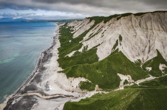 Белые скалы Итурупа и термальные источники вулкана Баранского: авторский гайд