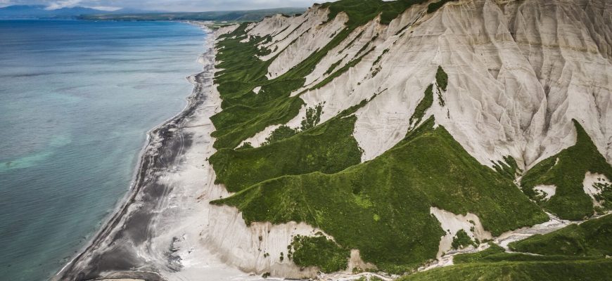 Белые скалы Итурупа и термальные источники вулкана Баранского: авторский гайд